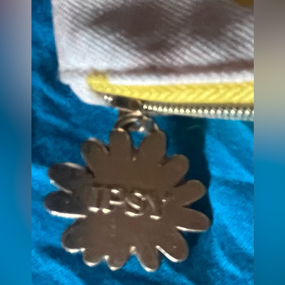 Cheerful yellow Daisy Ipsy cosmetic bag. Apx 5 x 7”. Excellent condition - Picture 4 of 5